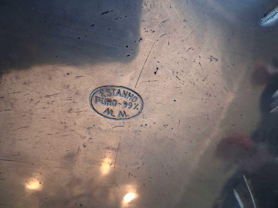 Terrina com travessa em estanho trabalhado  Peças muito pesadas