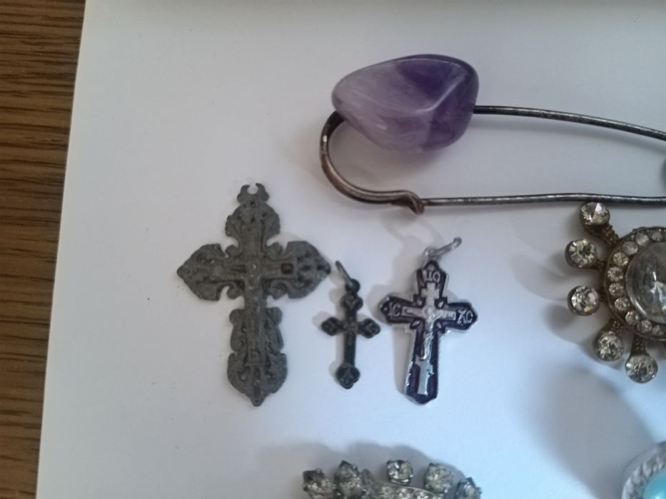 Бижутерия брошки, крестики