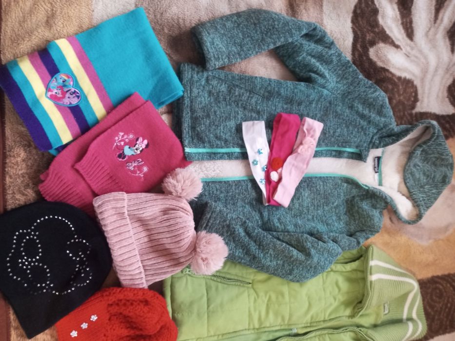 Ciepła bluza, bezrękawnik, czapki