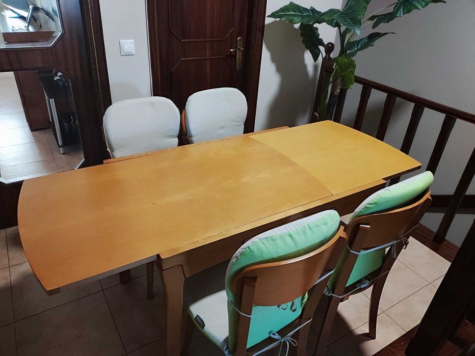 Mesa de cozinha extensível + 4 cadeiras
