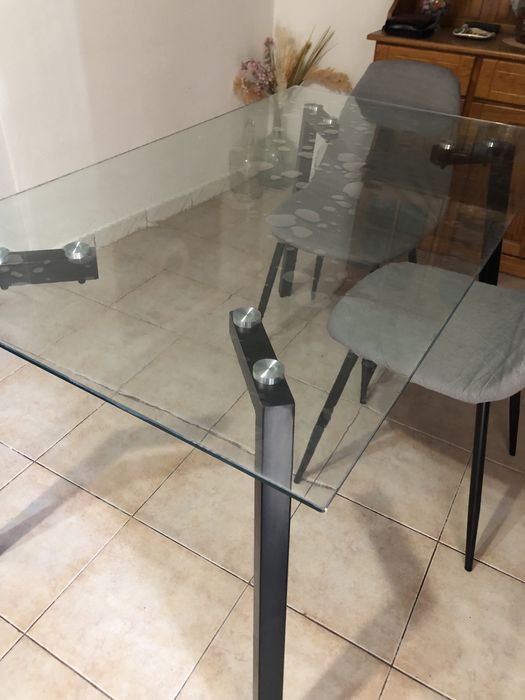 Mesa em vidro sem cadeiras