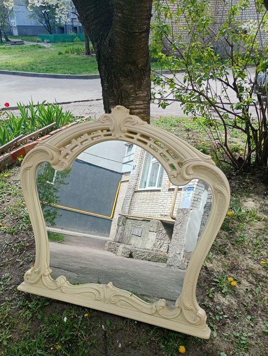 Велике дзеркало в обрамленні