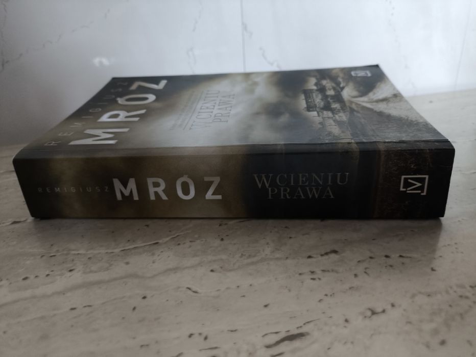 Książka "W cieniu prawa" Remigiusz Mróz