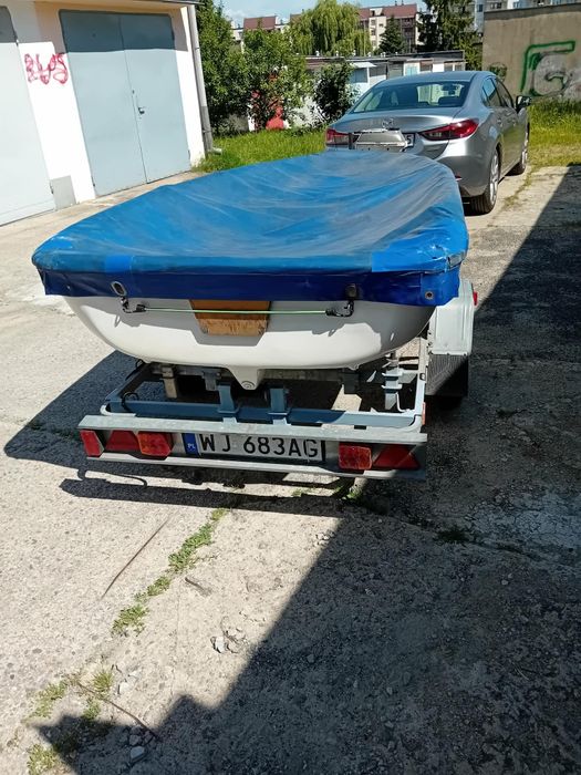 Łódka z silnikiem i akcesoriami