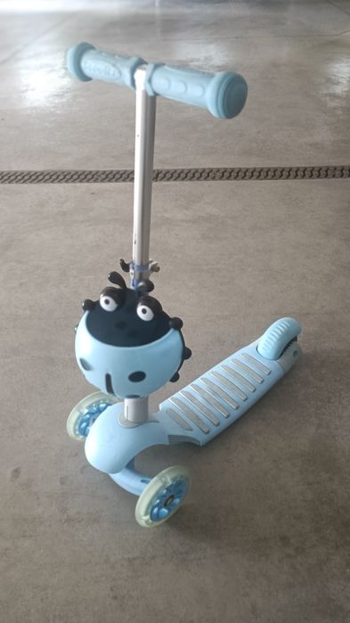 Hulajnoga trójkołowa z siedziskiem