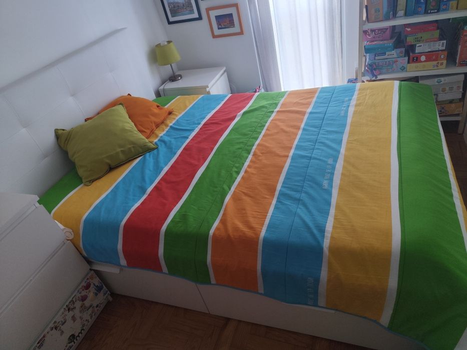 Cama de casal com arrumação