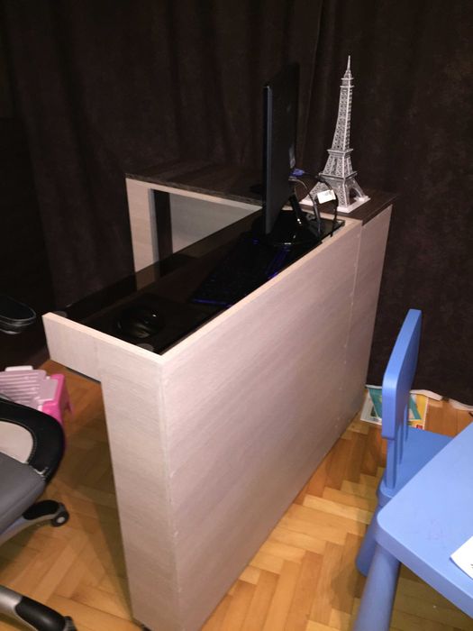 Biurko na komputer stacjonarny. Mobilne.