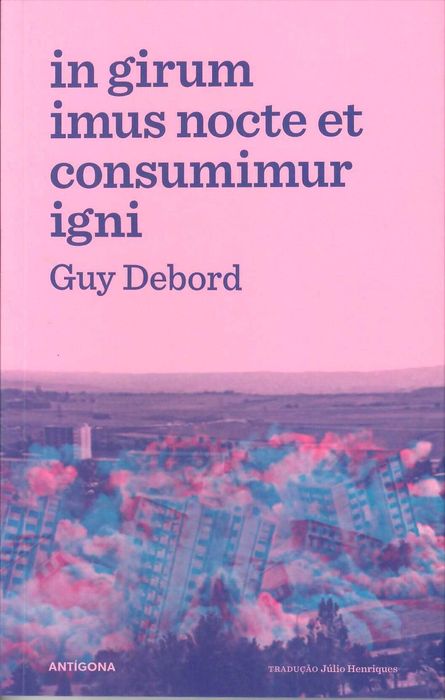 Guy Debord «In imus nocte et consumimur igni» o que traduzido é...