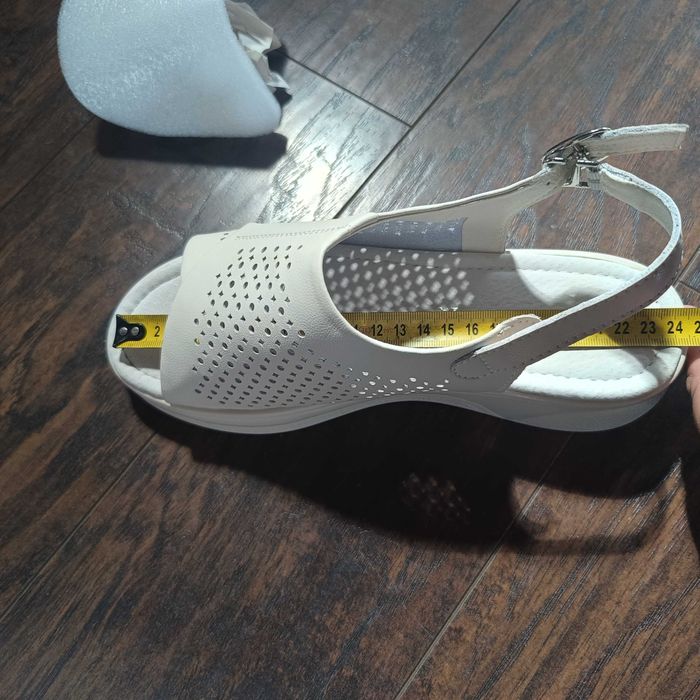 Skórzane beżowe sandały 39 na klinie