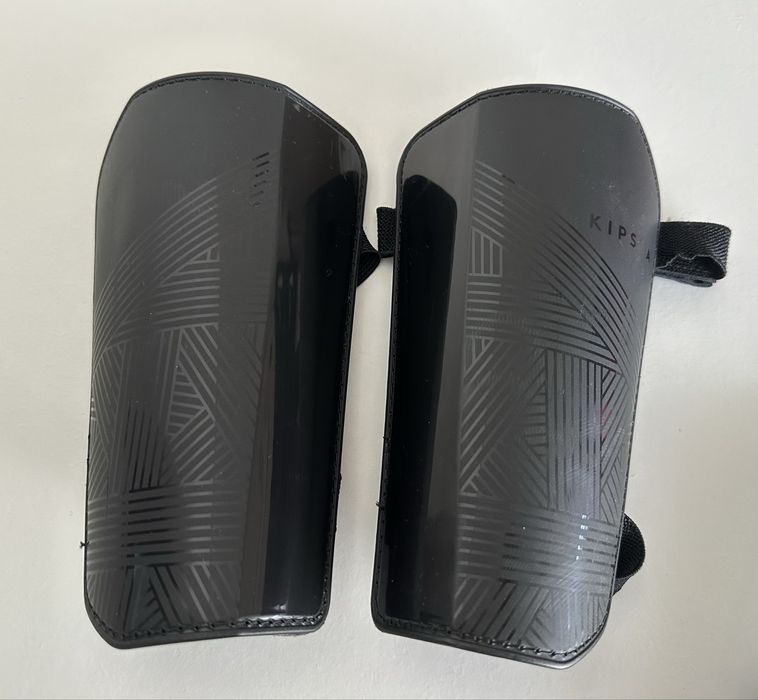 Caneleiras pretas e meias brancas de futebol KIPSTA