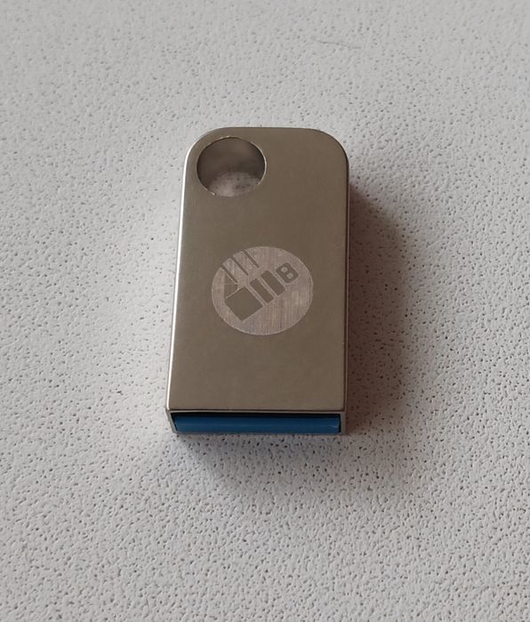 USB флеш накопичувач 64 ГБ.