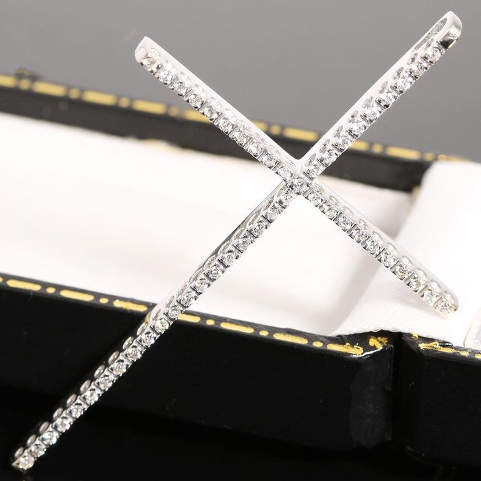 Złota zawieszka z diamentami 0.32ct duży krzyż białe złoto 18K