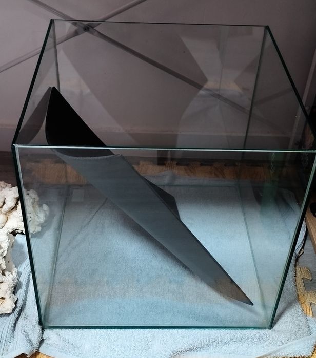 Aquário cubo 60 litros, vidro extra claro, com rochas.