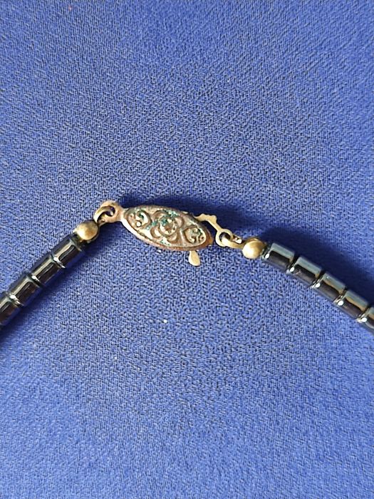 Stary naszyjnik z hematytami i perłami vintage