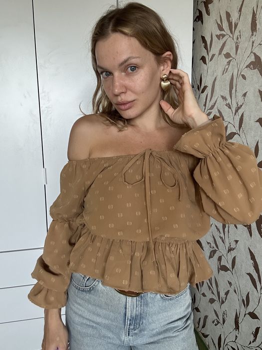 Блуза с открытыми плечами
