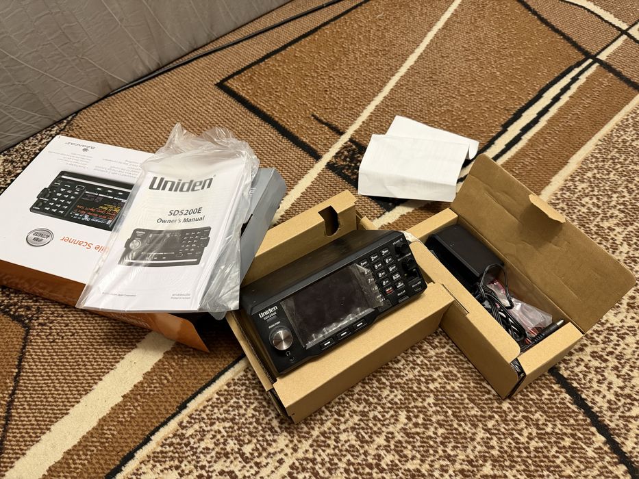 Скануючий цифровий приймач Uniden SDS200E