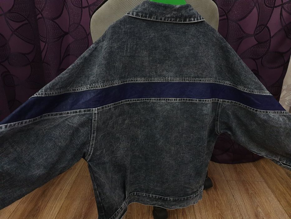 Джинсова куртка з персоналізованим малюнком