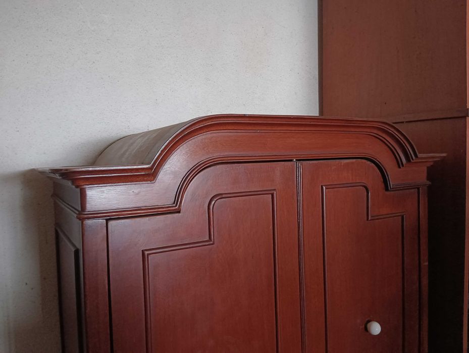 Móvel com porta rotativa