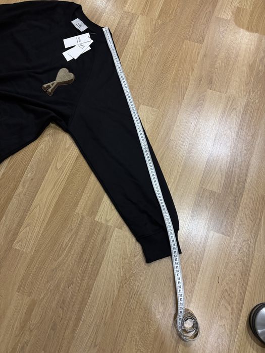 Sweter Ami Paris z beżowym sercem