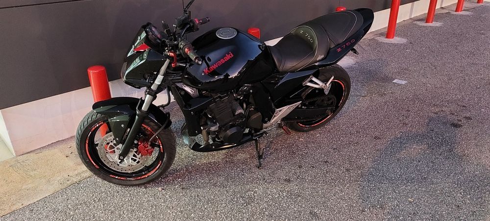 Kawasaki Z750 – Totalmente Renovada e Personalizada com Extras