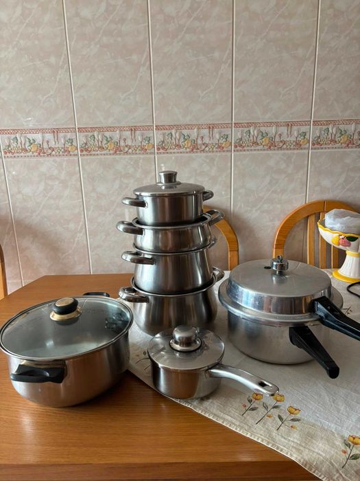 Conjunto de 7 panelas em bom estado.