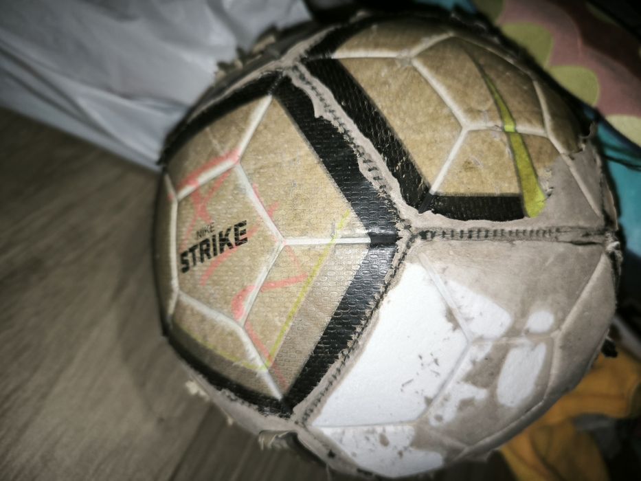 Bolas de futebol e volei