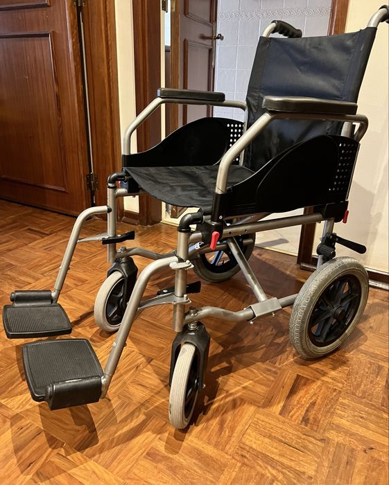 Cadeira de rodas dobrável com travões e suportes amovíveis para os pés