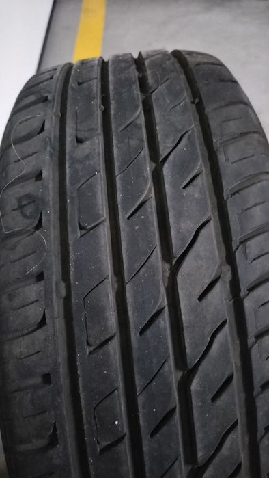 Pneu semi novo carro