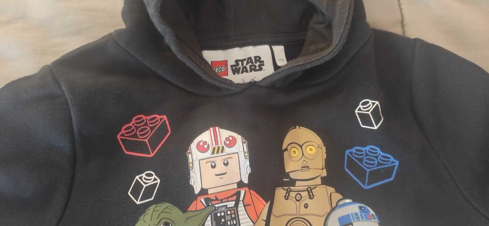 4 camisolas, 2 com capuz e 2 sem capuz