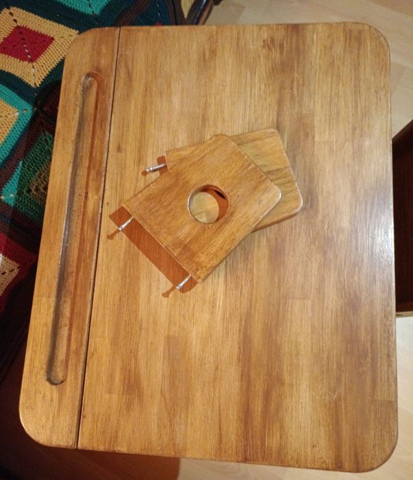 Парта з натурального дерева зі стільцем.