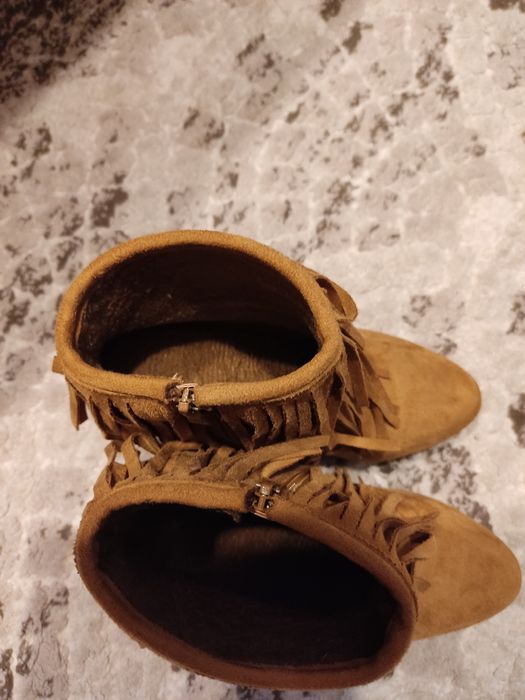 Botki z frędzlami rozmiar 37