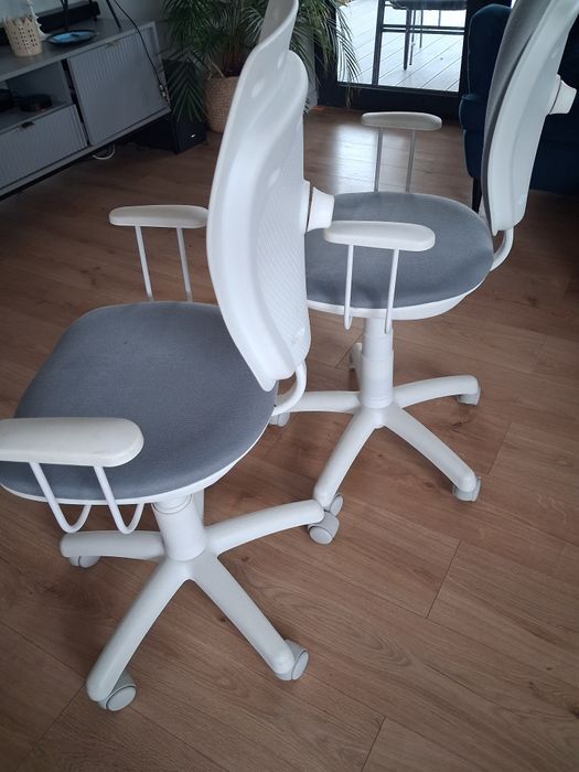 Krzesła obrotowe młodzieżowe Agata meble