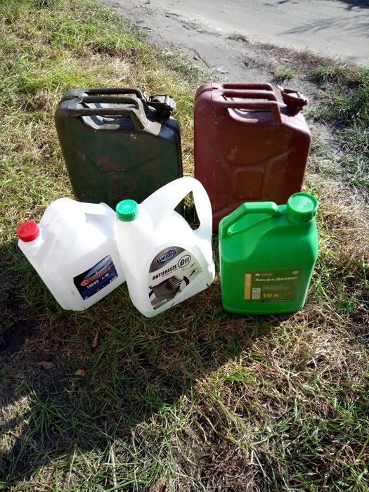 Продам радянські металеві 20л каністри та пластикові 10,20л