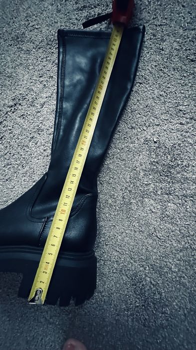 Жіночі чобітки-панчохи.