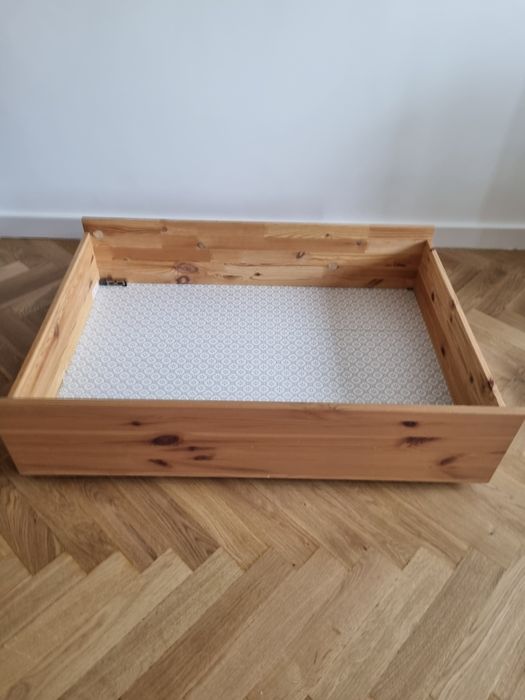 Drewniana szuflada na kółkach