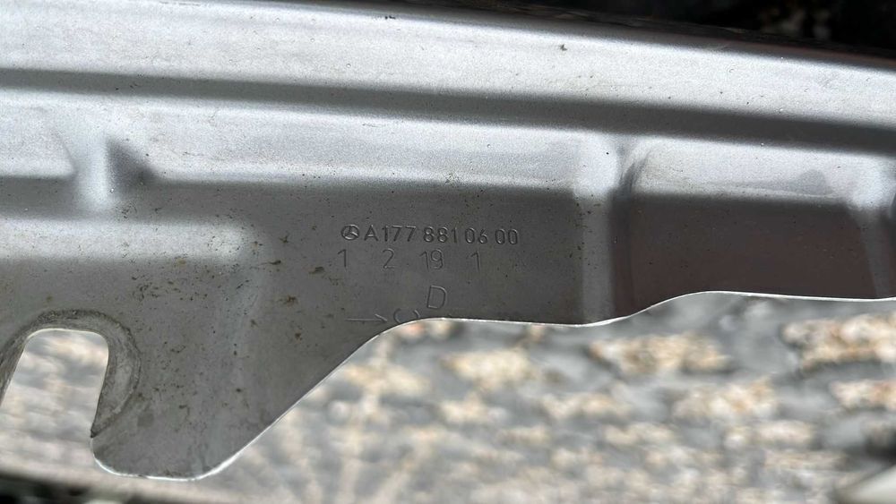 Guarda-lamas direito Mercedes W177