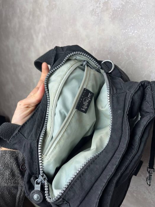 чорна нейлонова сумка Kipling