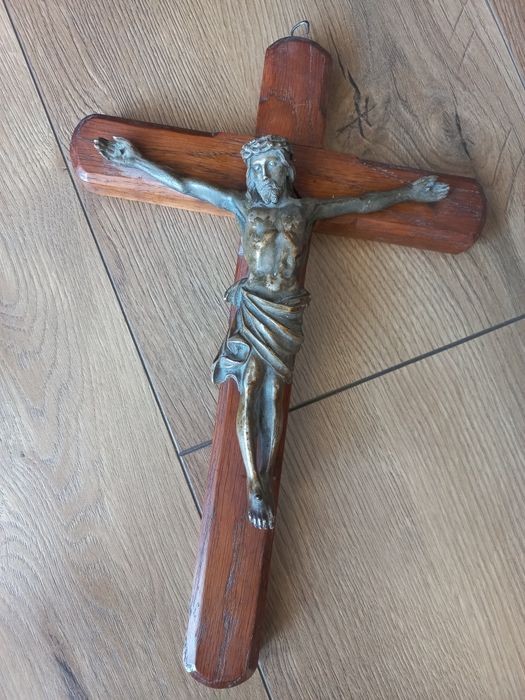 Stary dębowy krzyż z mosiężna figurą