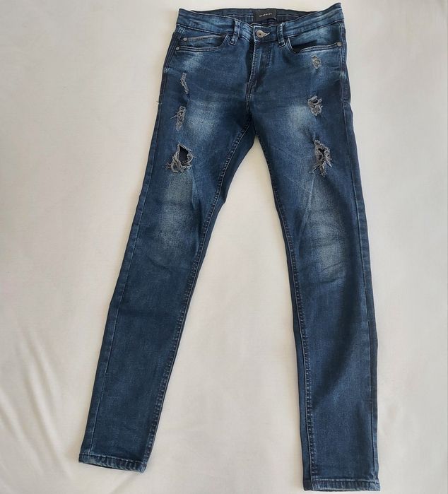 skinny jeansy z przetarciami