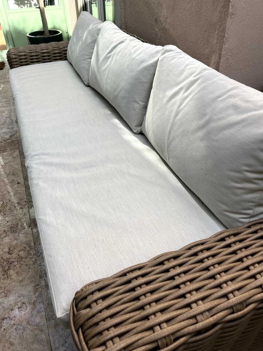 Sofá três pessoas jardim e mesa de apoio do mesmo conjunto.