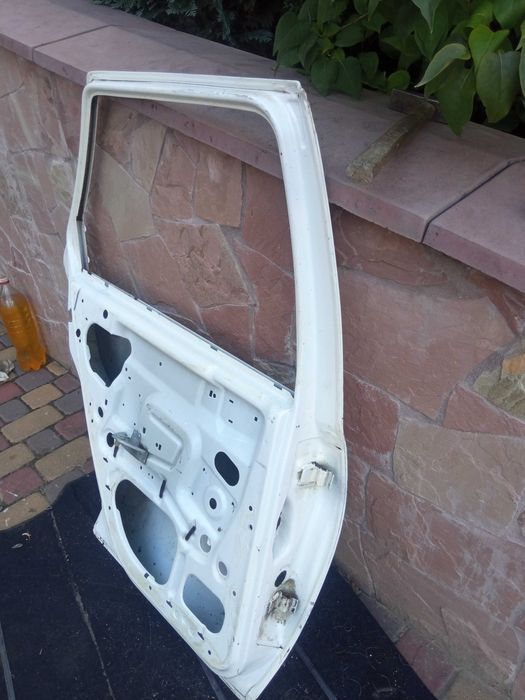 Дверка задня бокова права ліва Форд Ford Фієста Fiesta Mk4 скло тросік