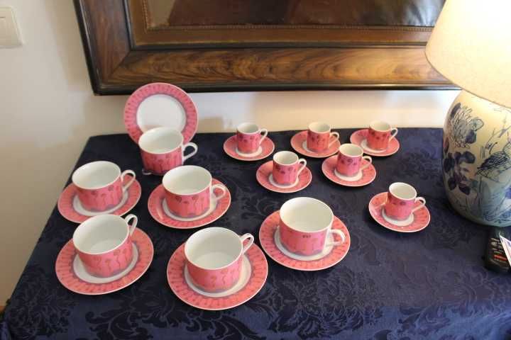 Chávenas almoçadeiras e de café , 6  de cada a 20€ cada conjunto