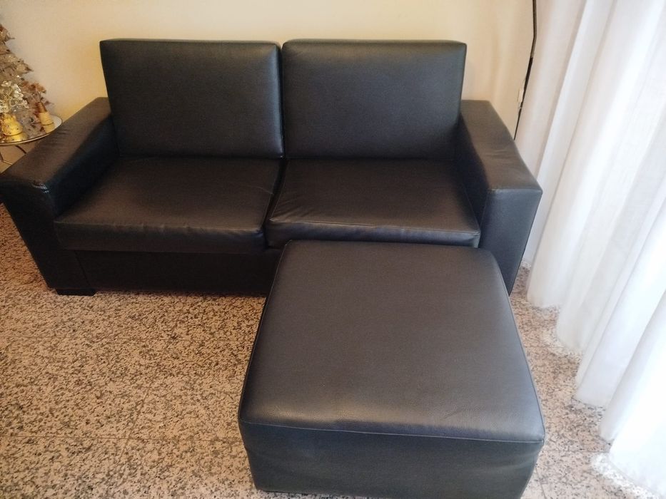 Sofá de 2 lugares  mais pufe