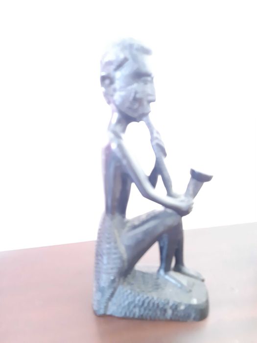Pequena estatueta em pau preto
