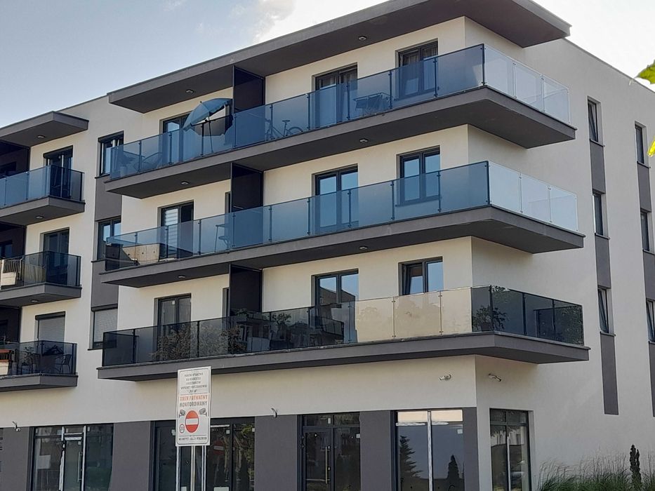 Balustrada szklana, ze szkła. Aluminium. Balustrady szklane nowoczesne
