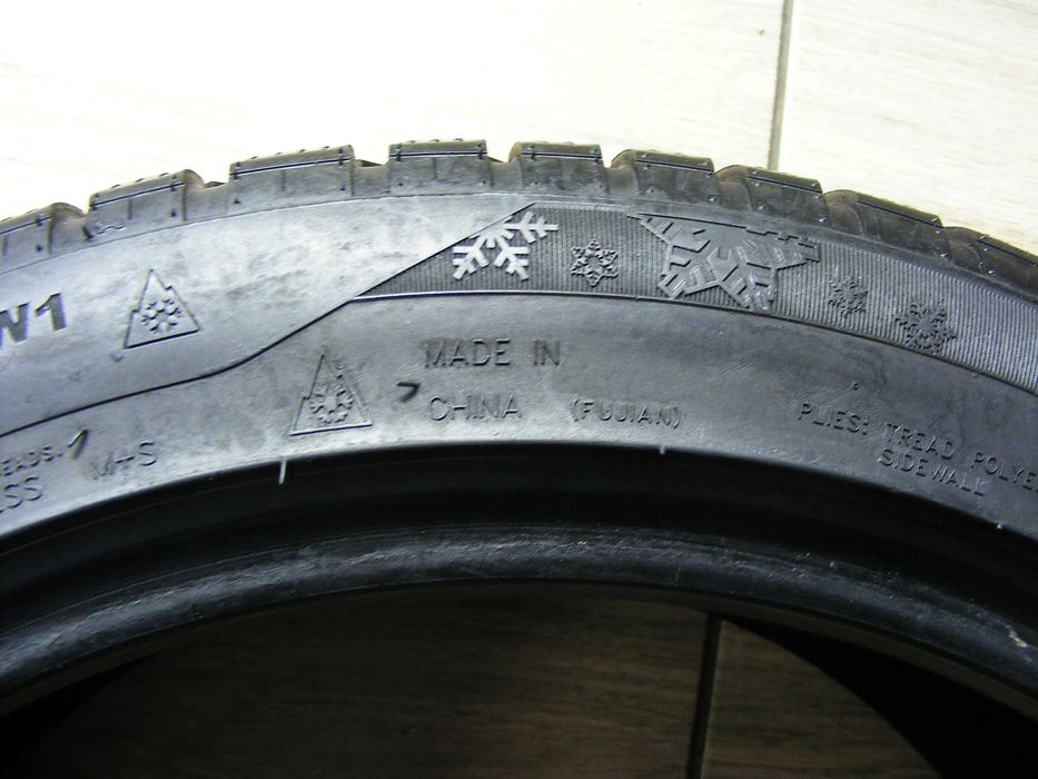 Зимова гума 235/45/18 -4 шт. Giti Winter W1 .