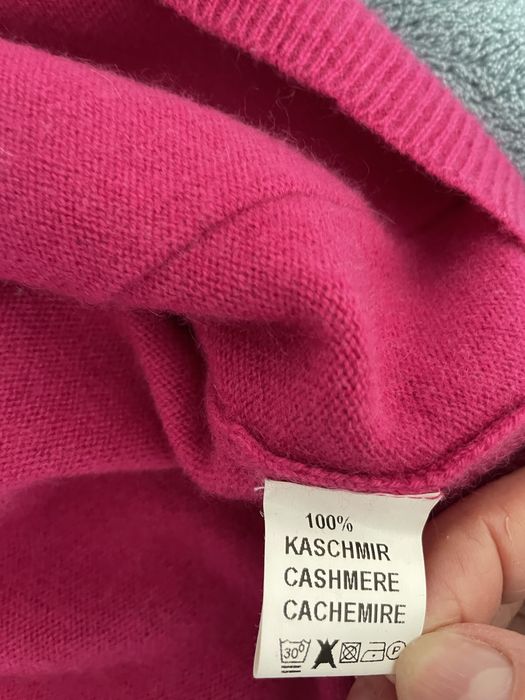 Kaszmirowy, fuksjowy sweterek firmy Madeleine