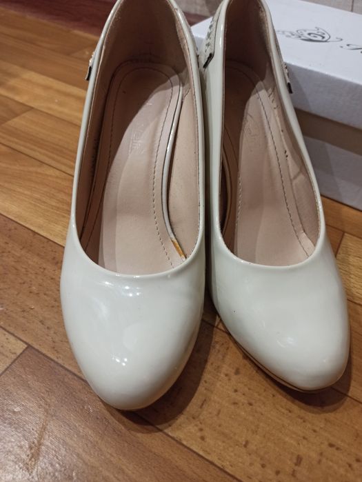 Туфлі бежеві лаковані