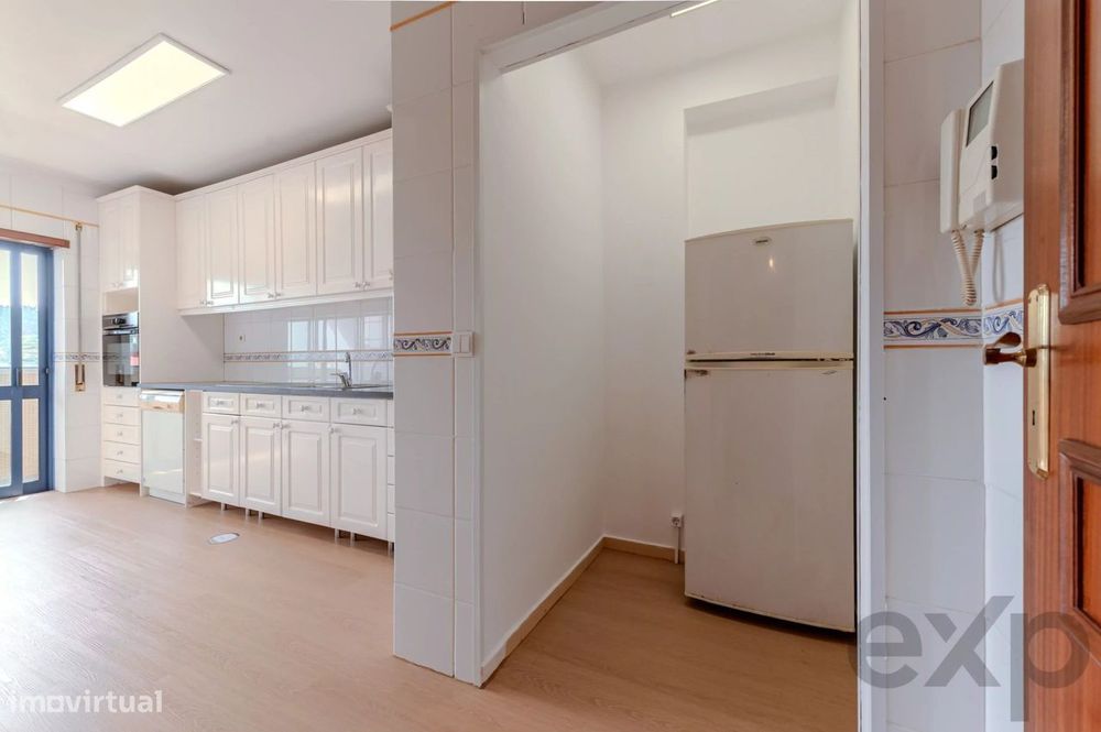 Apartamento T2  remodelado, varandas com vista desafogada, arqueamento