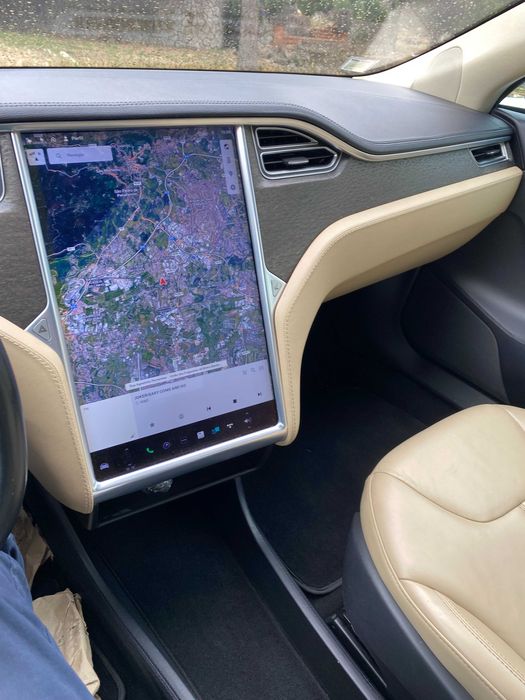 Tesla Model S 85 com motor e baterias já substituídas